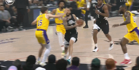 NBA赛场镜头：科菲你还是太年轻啊！
  詹姆斯拍马赶到，钉板大帽科菲，让小伙子