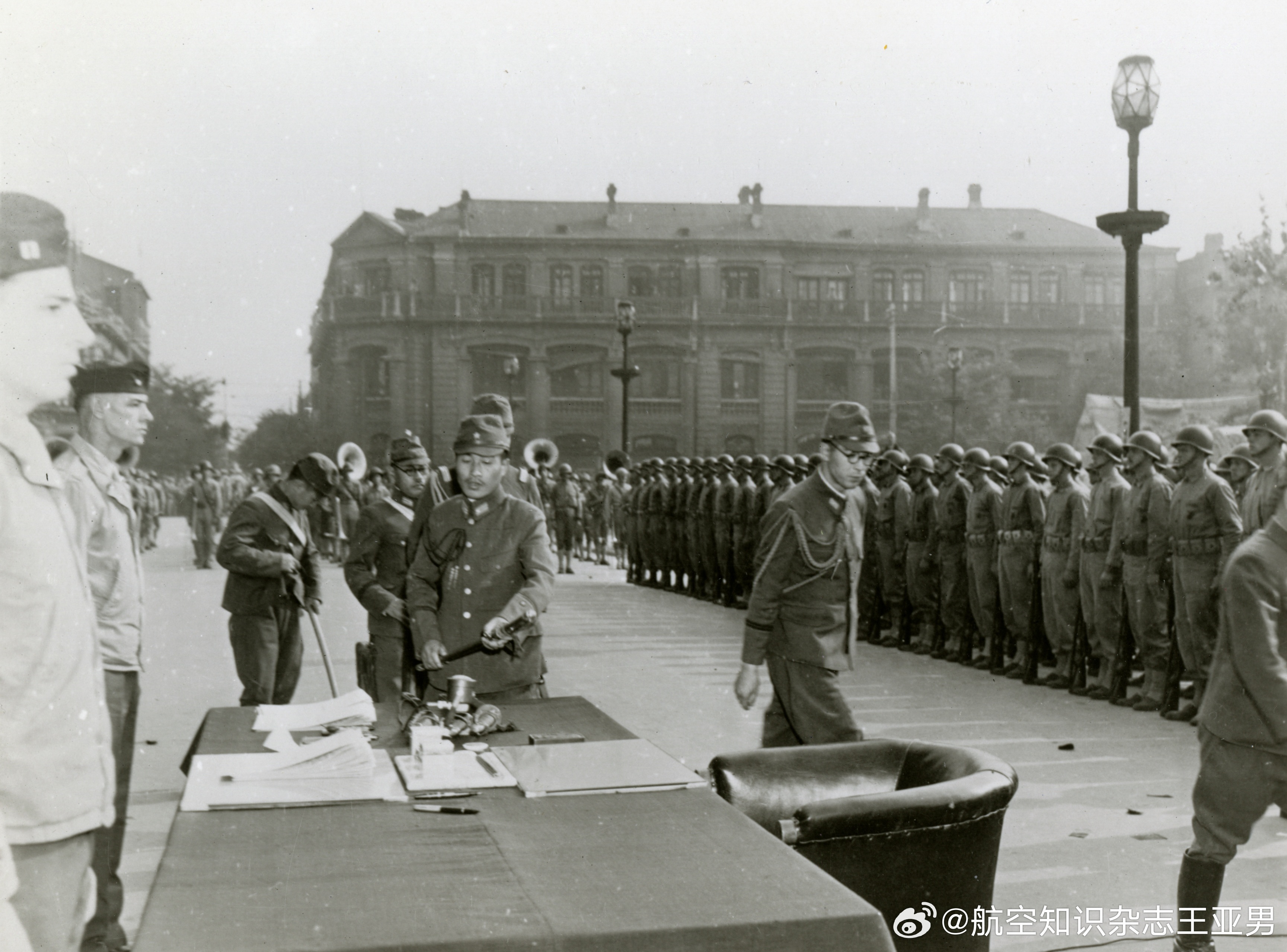 1945年10月，中国天津市中心地带的一处广场上，日军驻天津部队军官列队向美军投