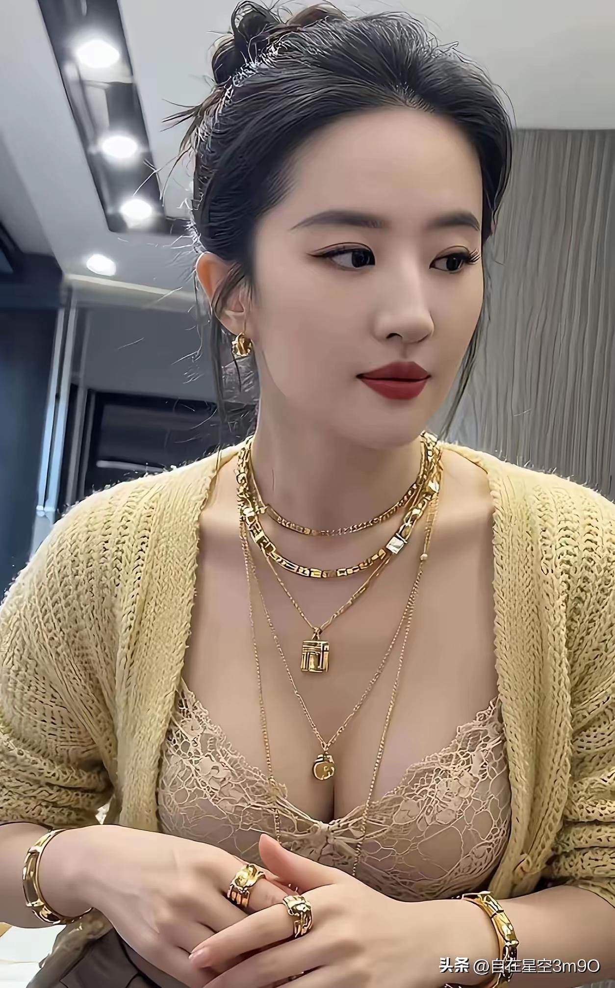 最近刘亦菲的泳池写真大片爆火，湿发配露背泳衣，清冷又性感，一开始我还以为是AI合