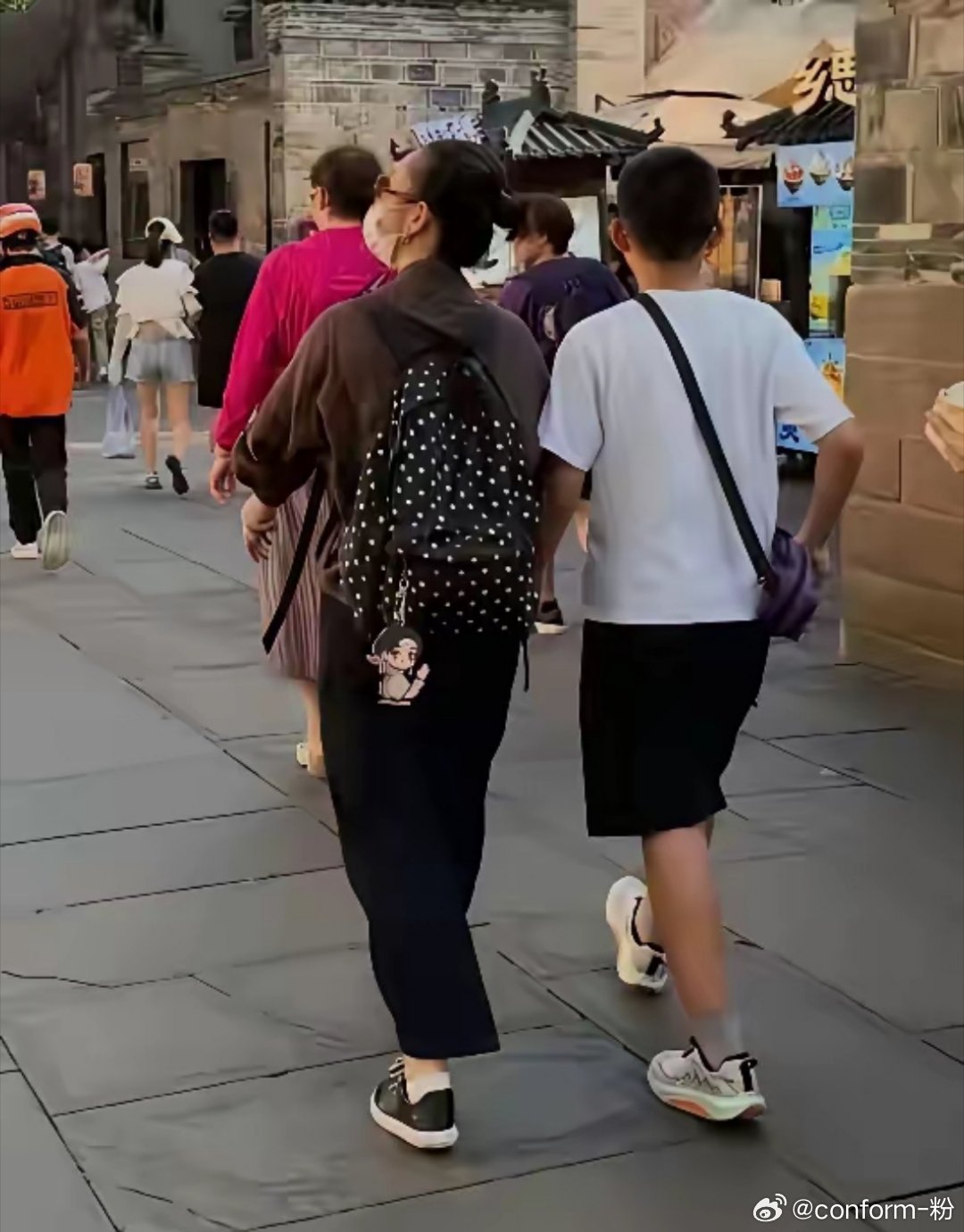 王新军和秦海璐的儿子十一岁，长得这么高了。这肯定是学校放假了，一家三口出门旅游，