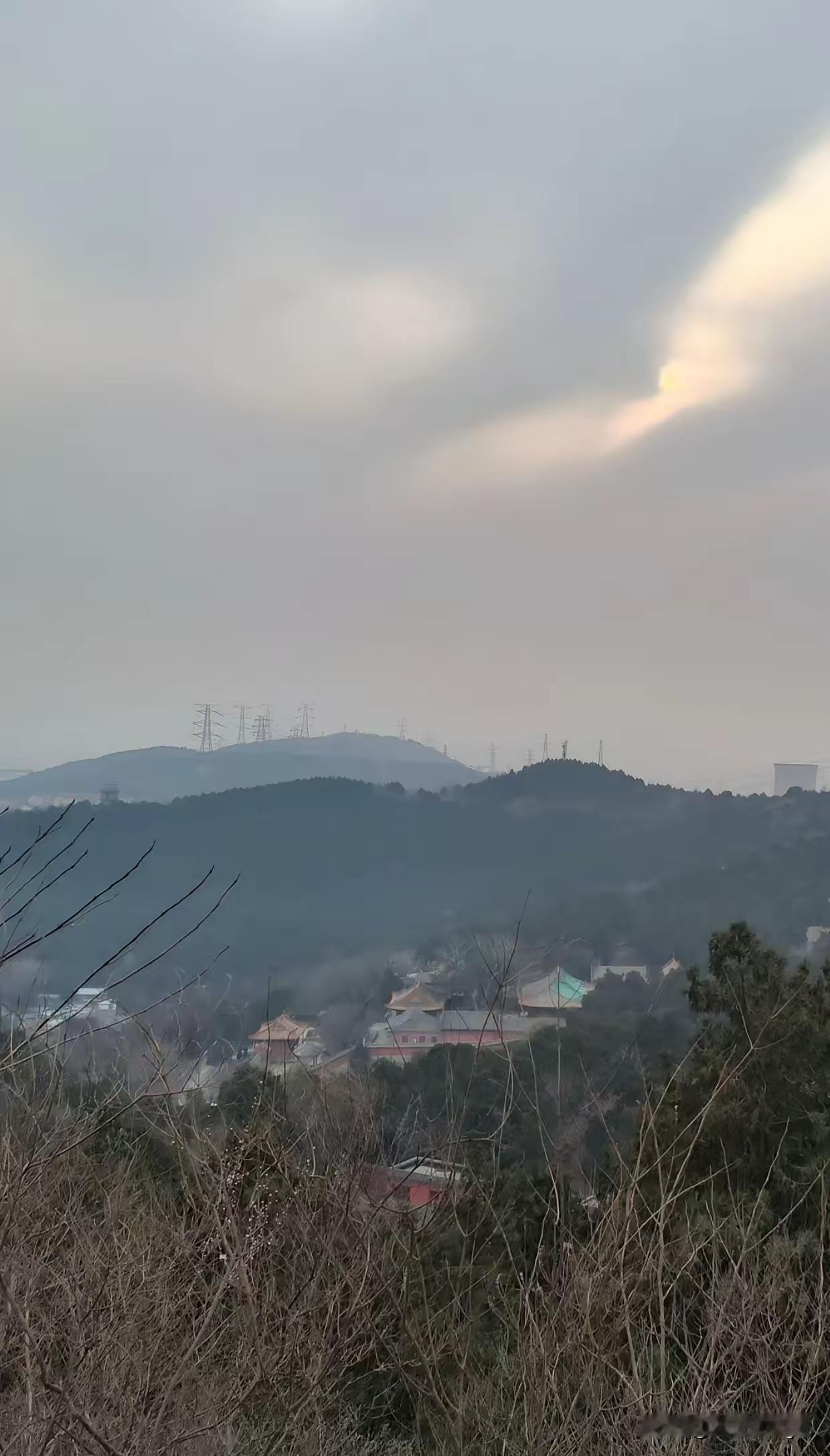 南北差异真的太大了。

在山西，老人去世以后，好几代人都埋葬在一块坟地里，坟墓一