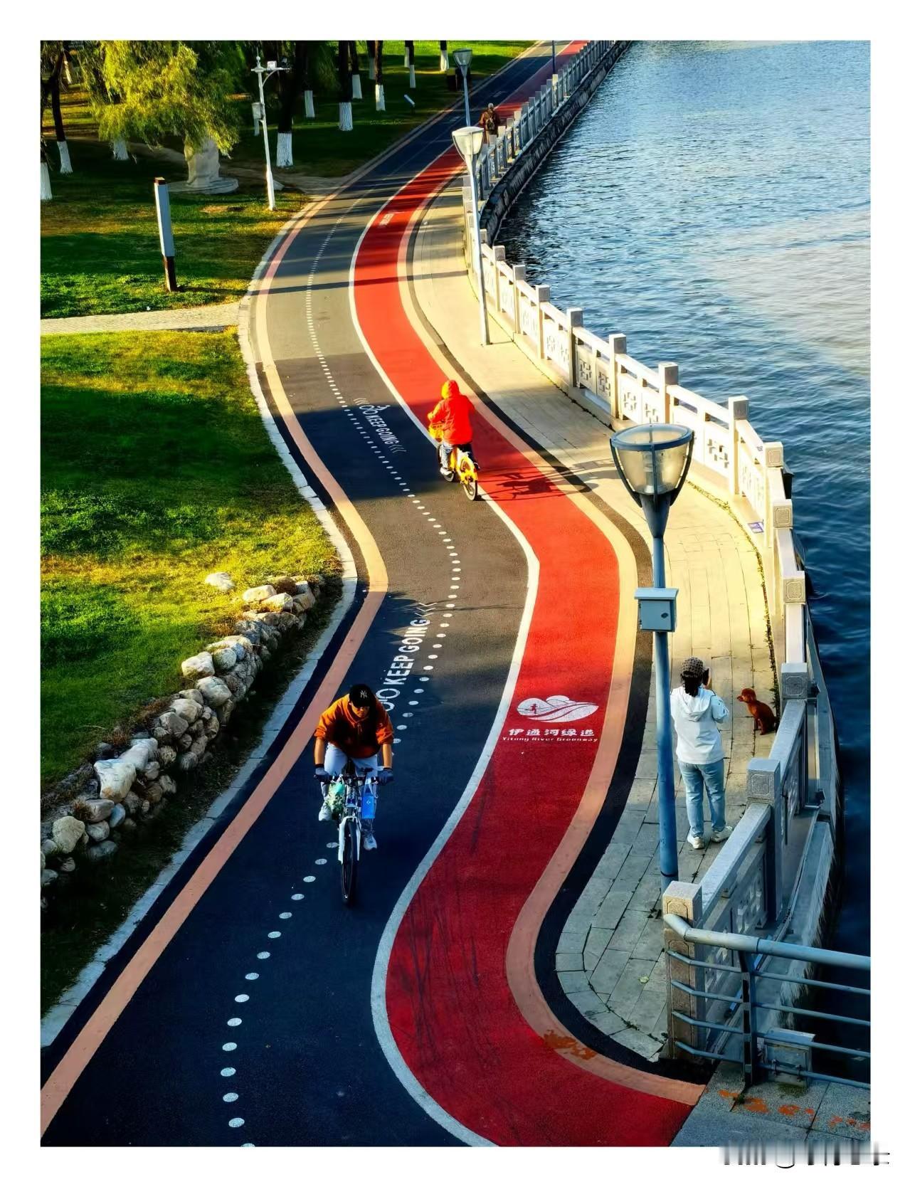 我的下联是：早起短衣踏红程。