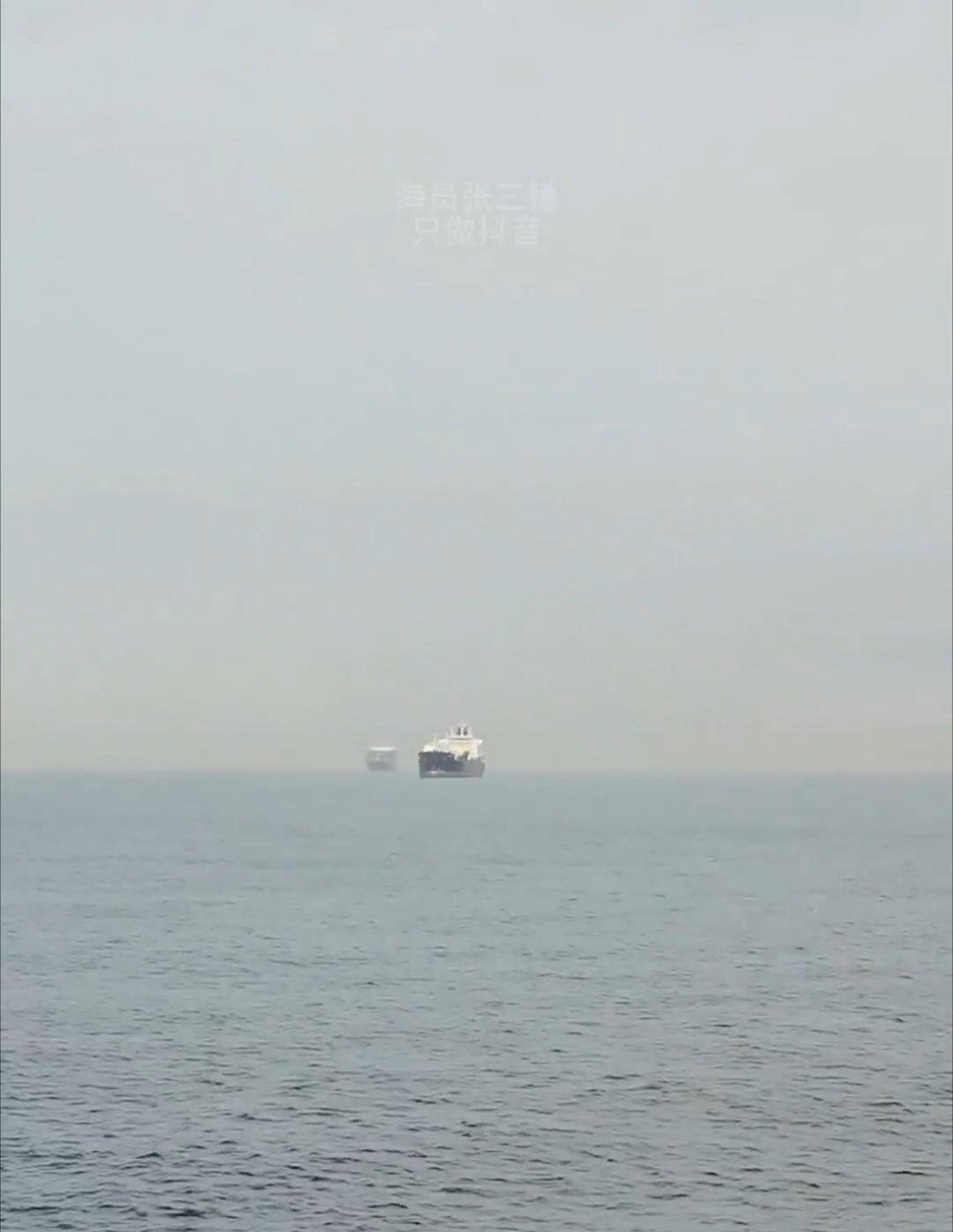 央视新闻报道称，当地时间2026年4月13日，美军已经开始对进出霍尔木兹海峡的船