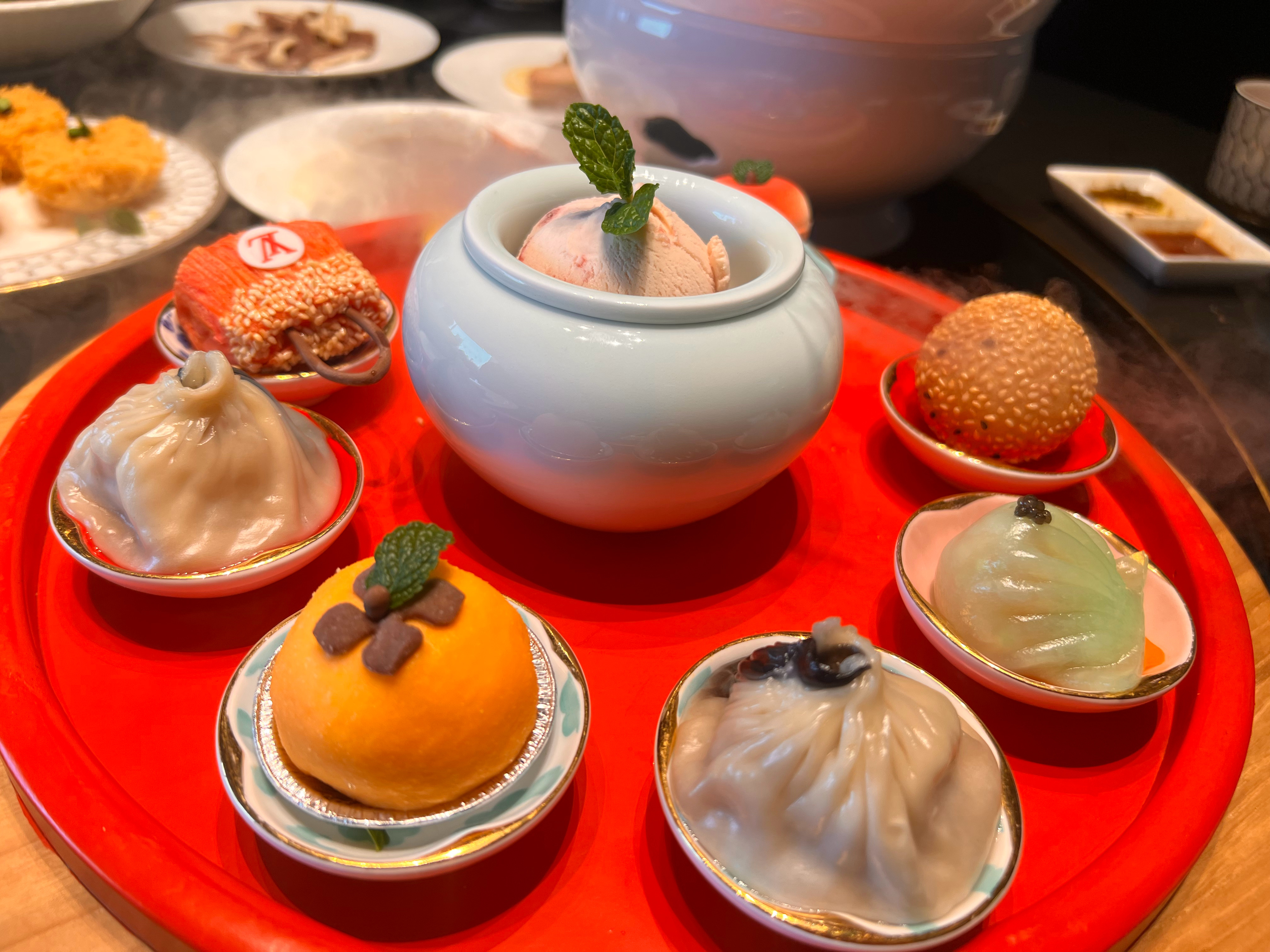 中午苏州的周总请客破费了，图1面点小南瓜🎃口感细腻、图3芒果沙拉也符合江浙人习