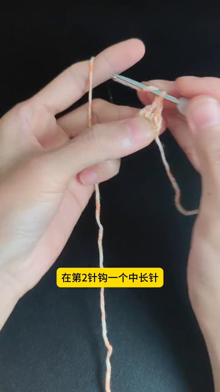 手把手教你钩织一颗五角星。
·用的是4股的棉线，还有2.5毫米的钩针。环形起针，