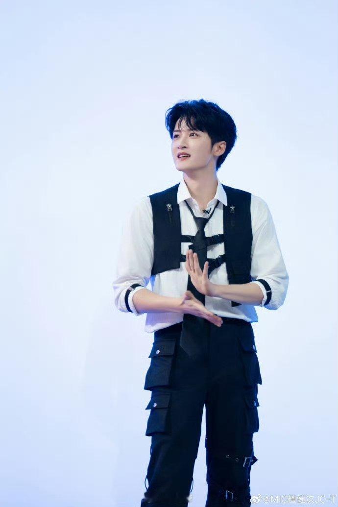 惩罚造型自带萌系buff！蓬松炸毛秒变可爱担当，唱跳依旧在线，笑点与帅气双丰收，