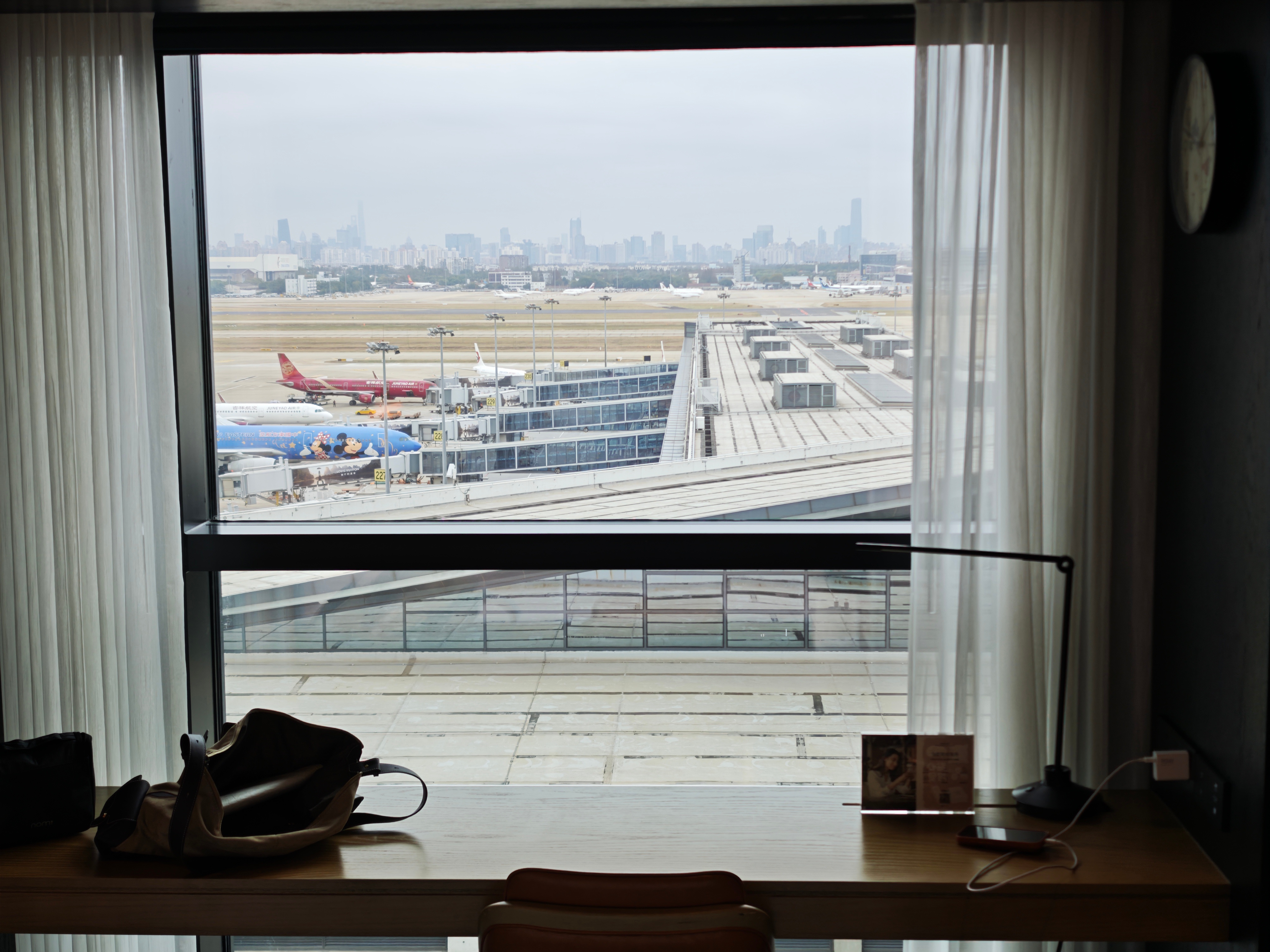 虹桥机场香格里拉酒店太牛逼了，就在航站楼里面，专门要了一个正对机场的房间，直直对