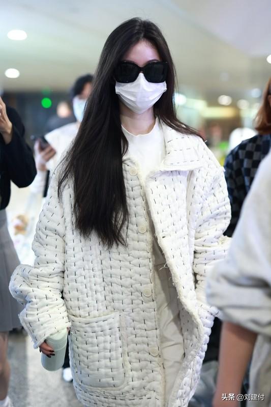 单依纯曾回应被调侃报复李荣浩：是爱 娱乐圈的瓜接连不断，单依纯和李荣浩之间的故事