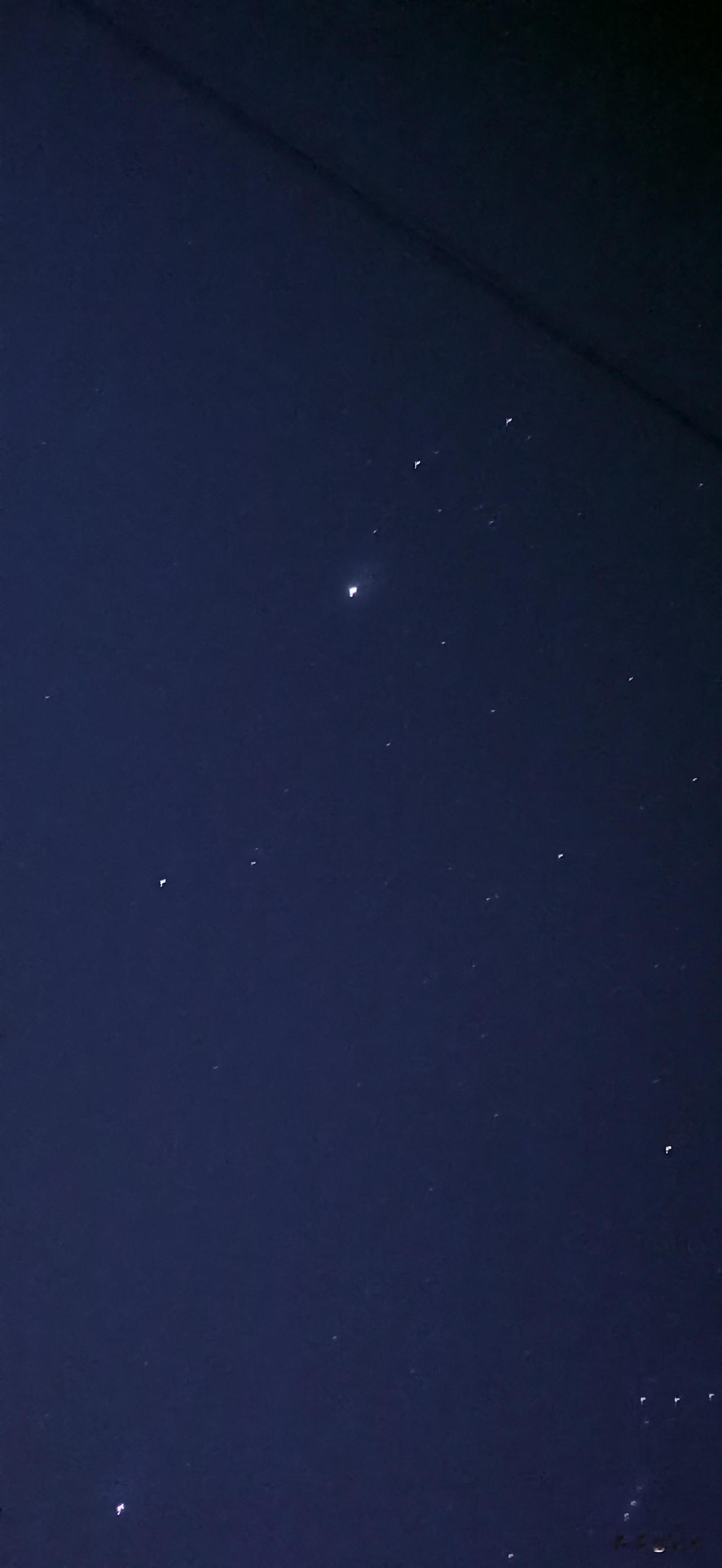 凌晨两点，一女子和其他同事聚餐后，坐了一辆网约车回家。

在车上，女子的手机响了