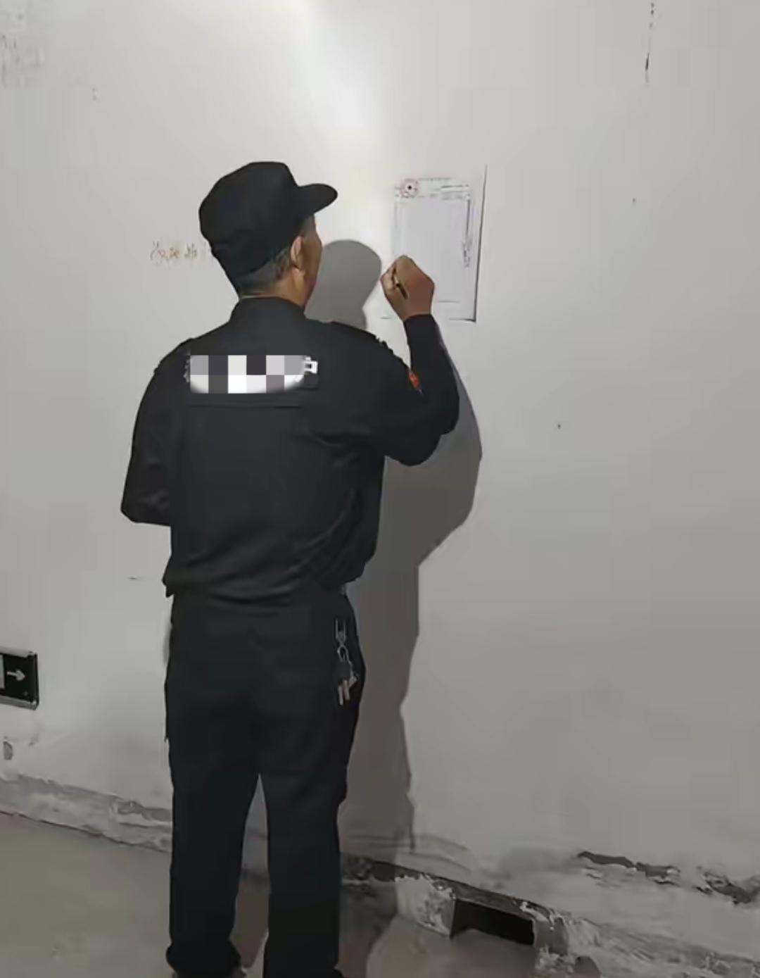 保安的夜班最难熬啊！有人总以为：保安上夜班，就是躲在岗亭睡大觉，混一晚工资就到手