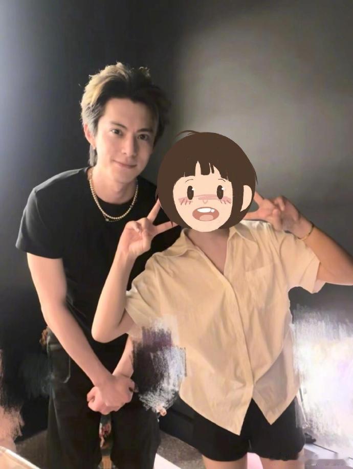 王鹤棣给发小过生日合照王鹤棣陪发小一起过生日 王鹤棣专门陪发小过生日还拍了合照，