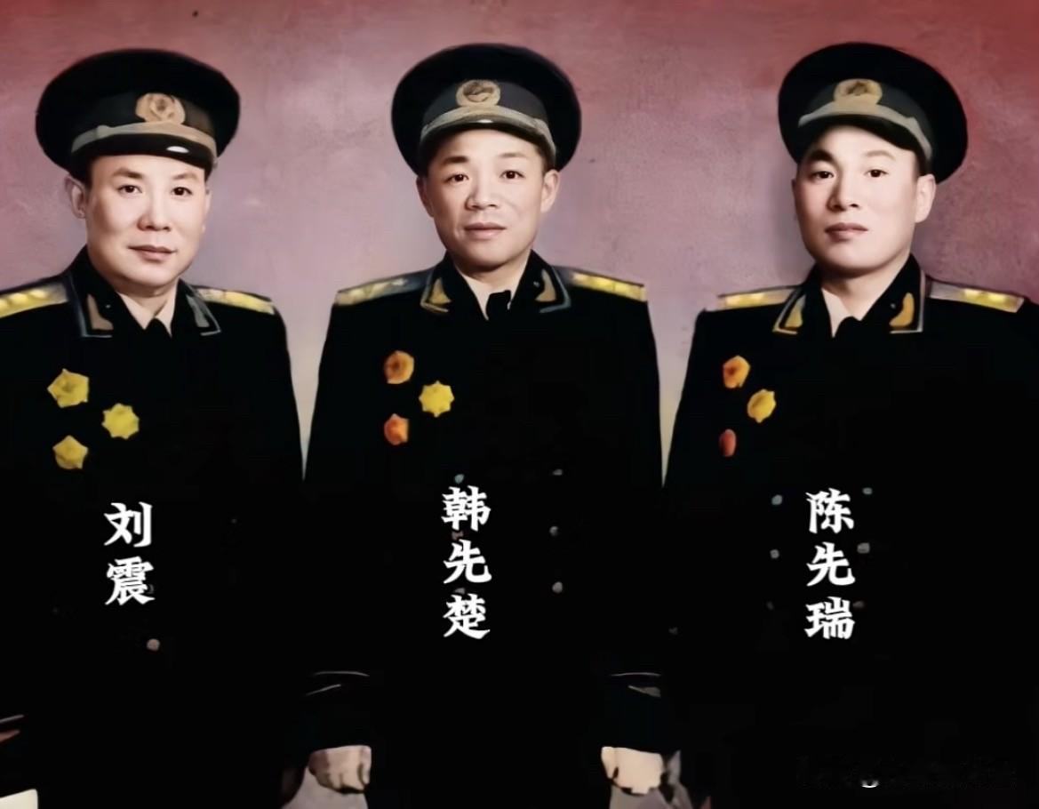 上世纪50年代，三位红25军走出来的开国将军留影，从左到右：刘震上将，韩先楚上将