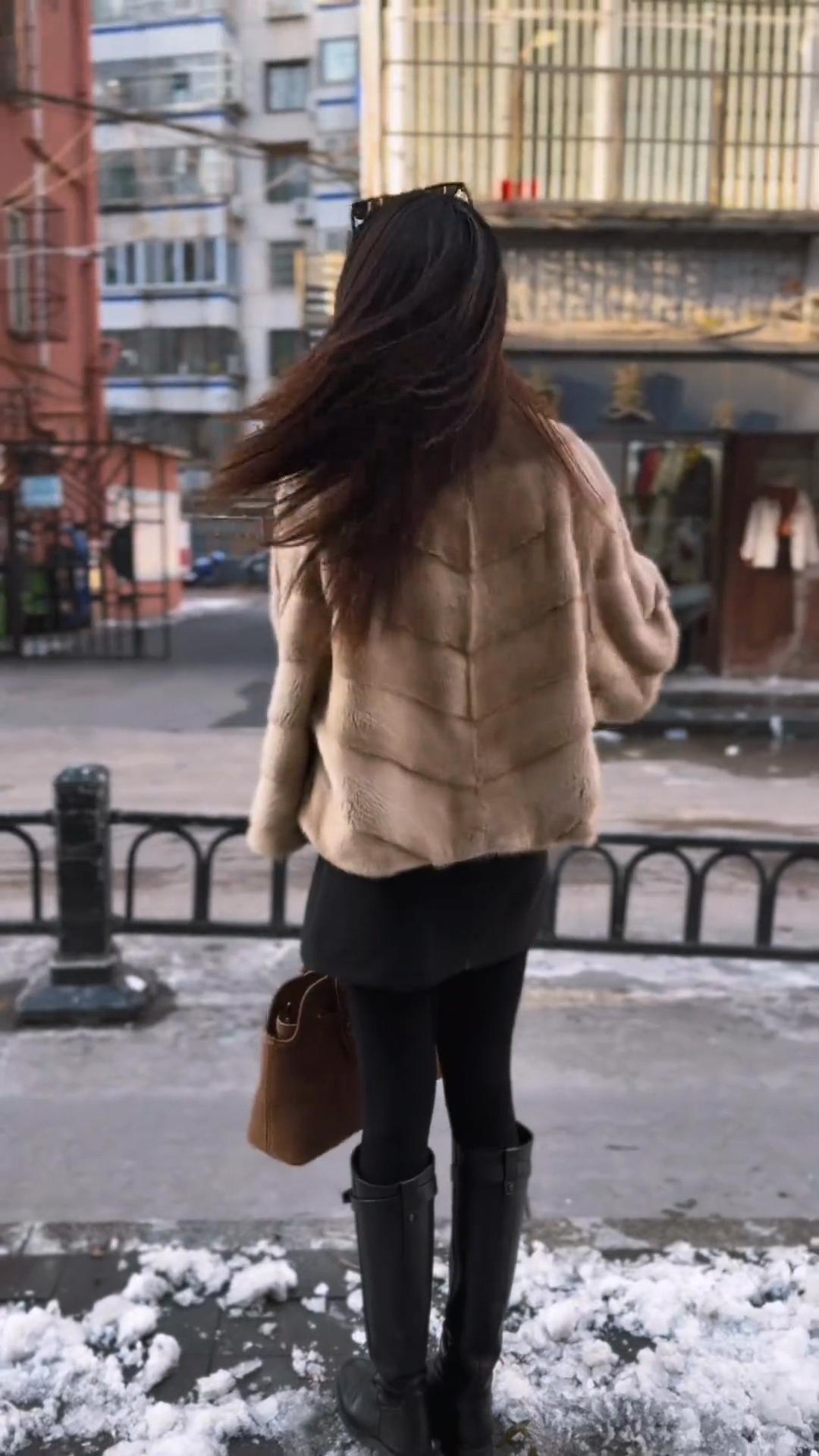 寒风起，雪中行，独自行。