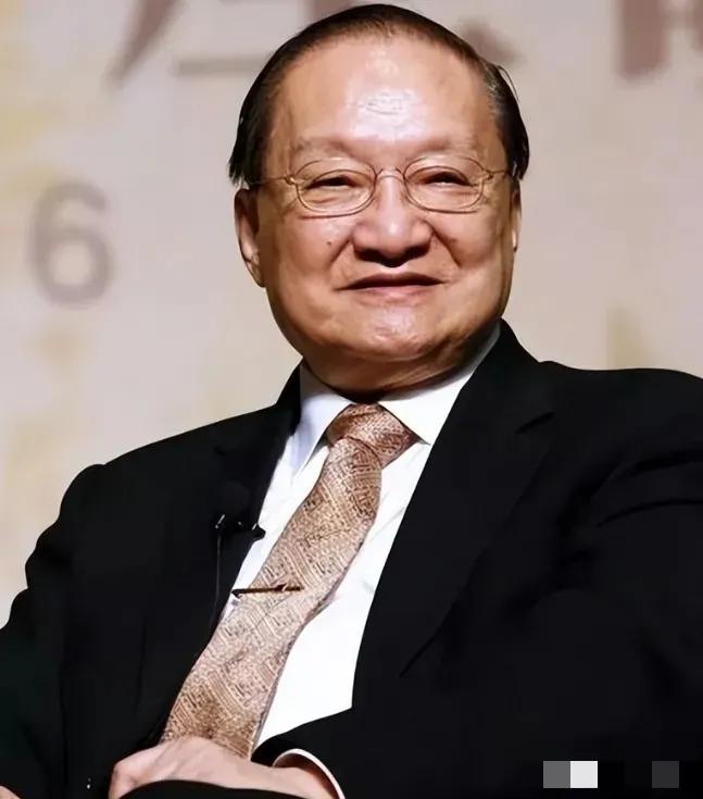 1946年，金庸回到阔别十年的老家海宁袁花镇，见到了父亲新娶的妻子，也就是他的继