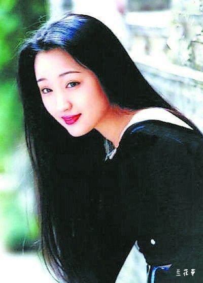 杨钰莹，我的女神。
杨钰莹，长相甜美，歌声温柔。上世纪九十年代，她可谓大众情人。