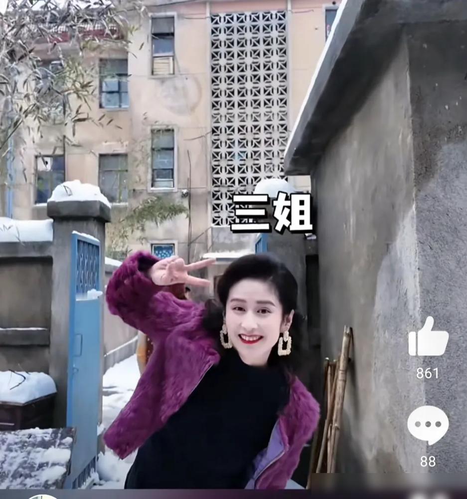 《六姊妹》剧组太欢乐，拍摄花絮都看不够！

大雪天，六姊妹们都跑到院子里玩雪，仿