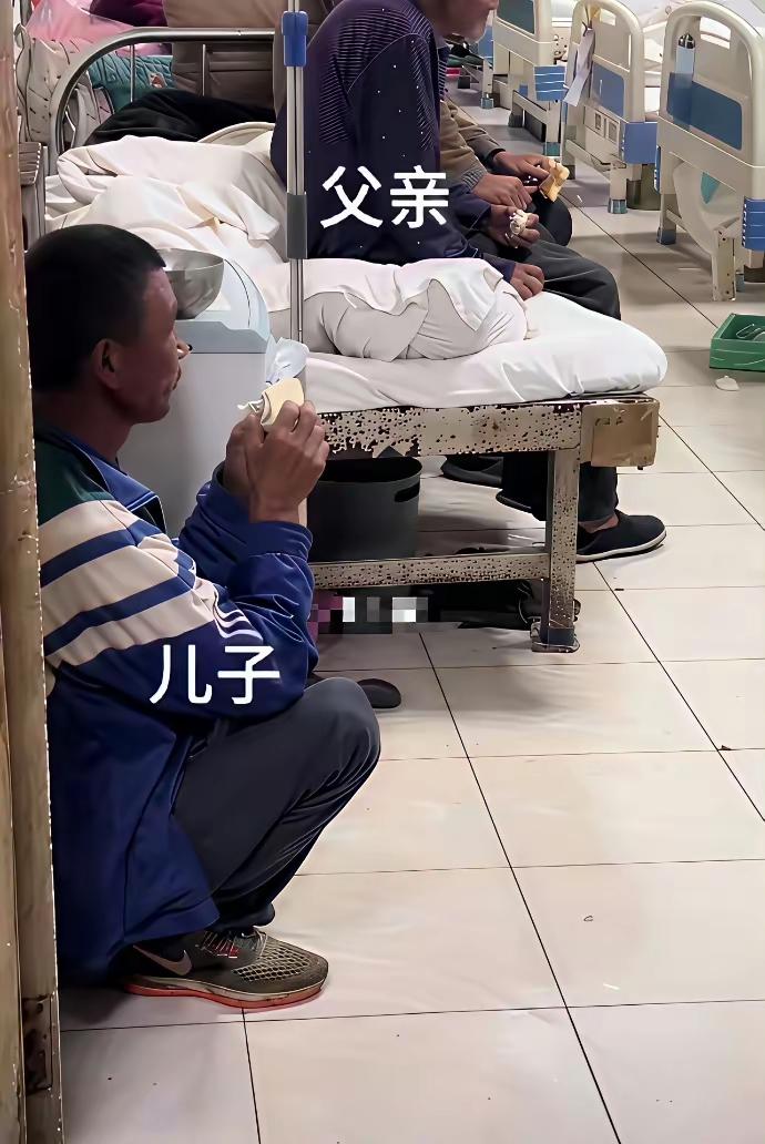 穷人最怕的是什么？应该是生病住院了吧！
病房里最煎熬的应该不是病人，而是守护病床