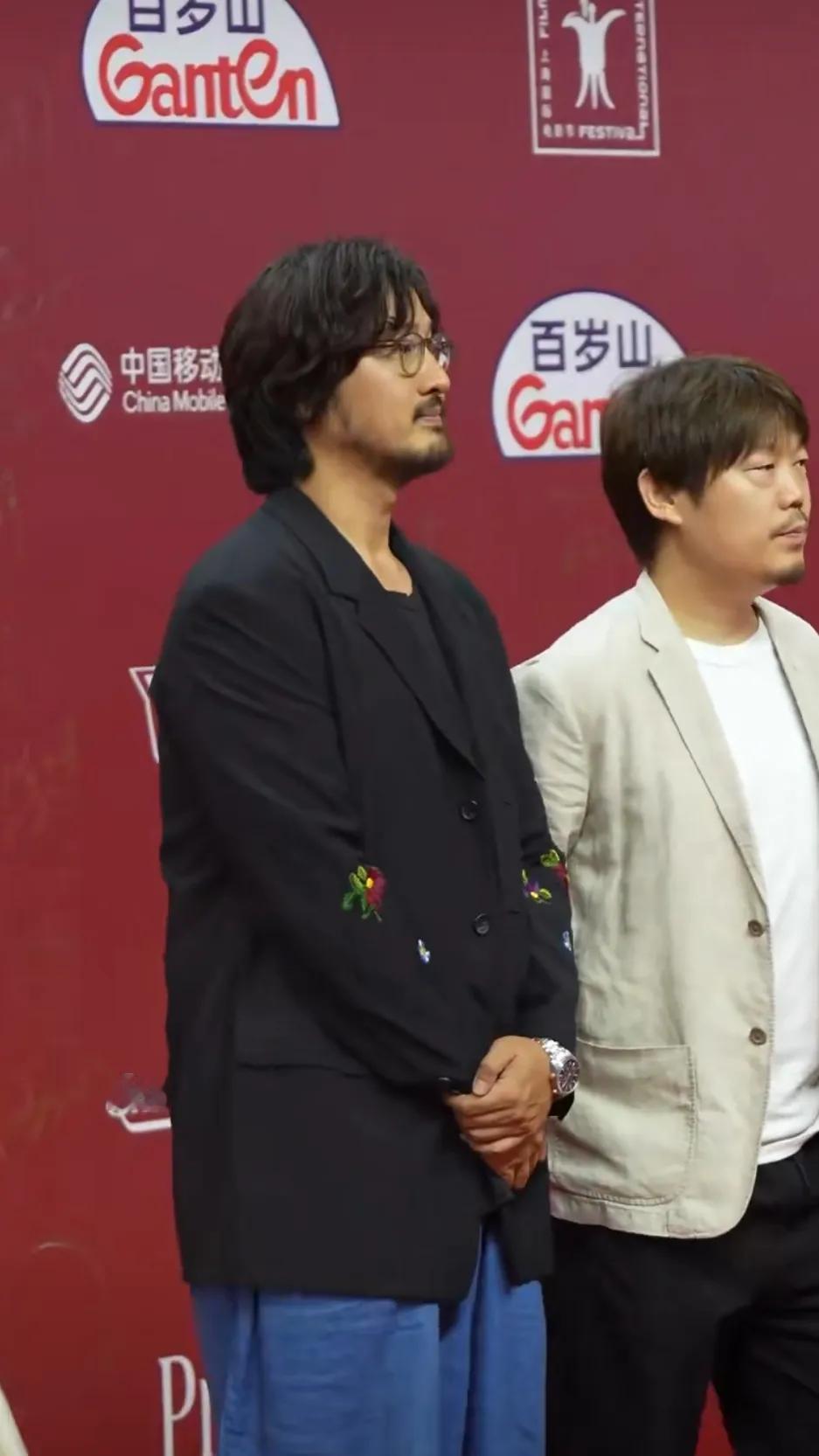 王传君最近的电影又火了，演技绝了。

一次采访中，主持人问王传君:听说你有段时间