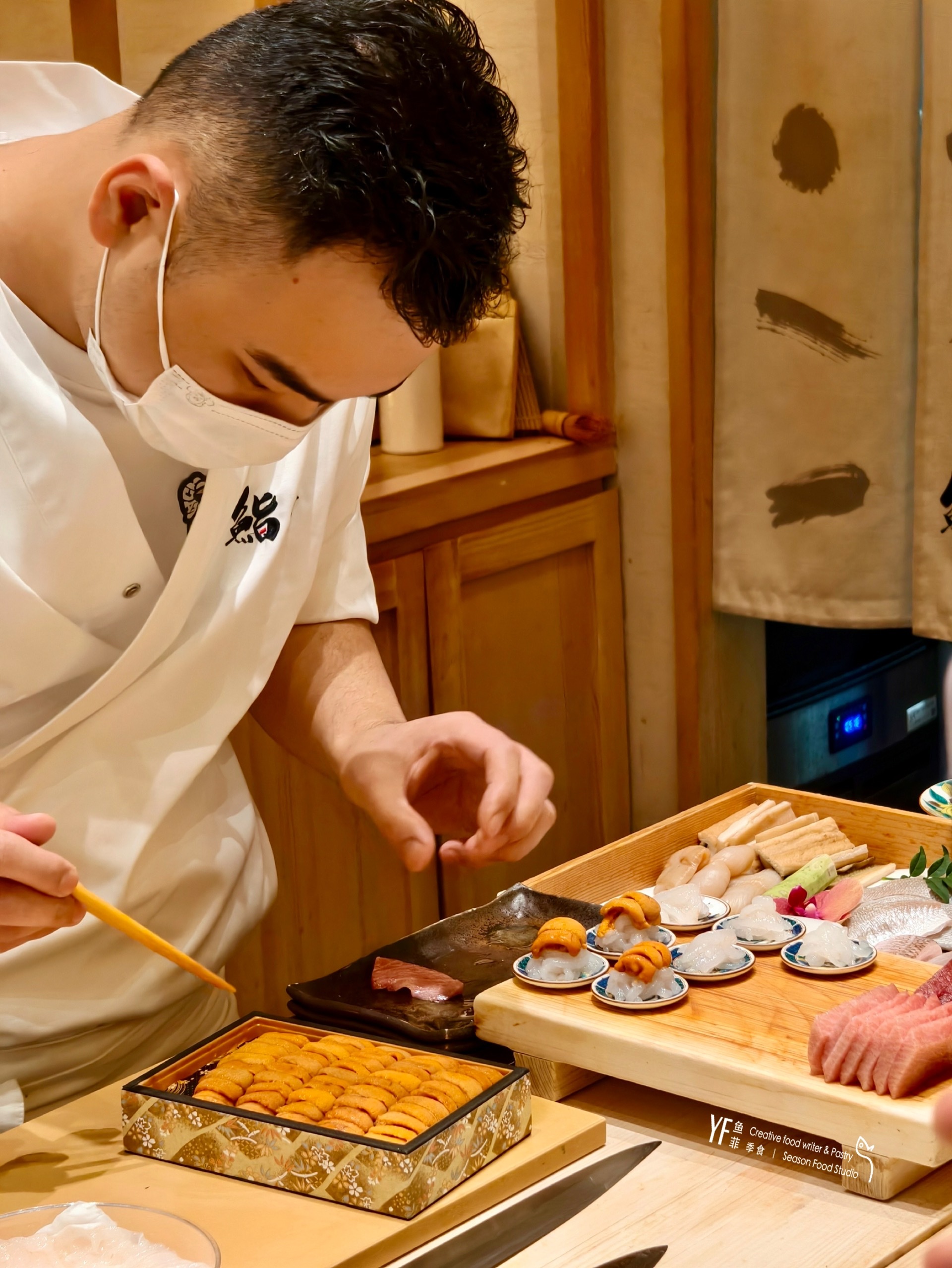 朋友升职，约了这家开了四年的人气日料鮨八号Omakase。原木色的料亭环境，不张