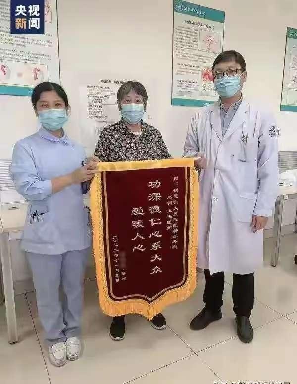 女子面馆吃面时被邻座陌生男子告知身体长肿瘤

浙江朱阿姨带着外孙进店吃面，邻座陌