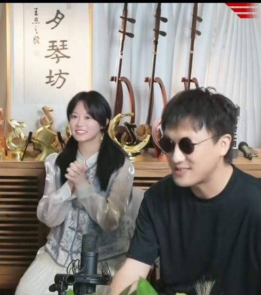 二饼宣布二饼胡拉才艺局现在正式开启报名了，而且奖励他都已经想好了。
二饼说诚邀大