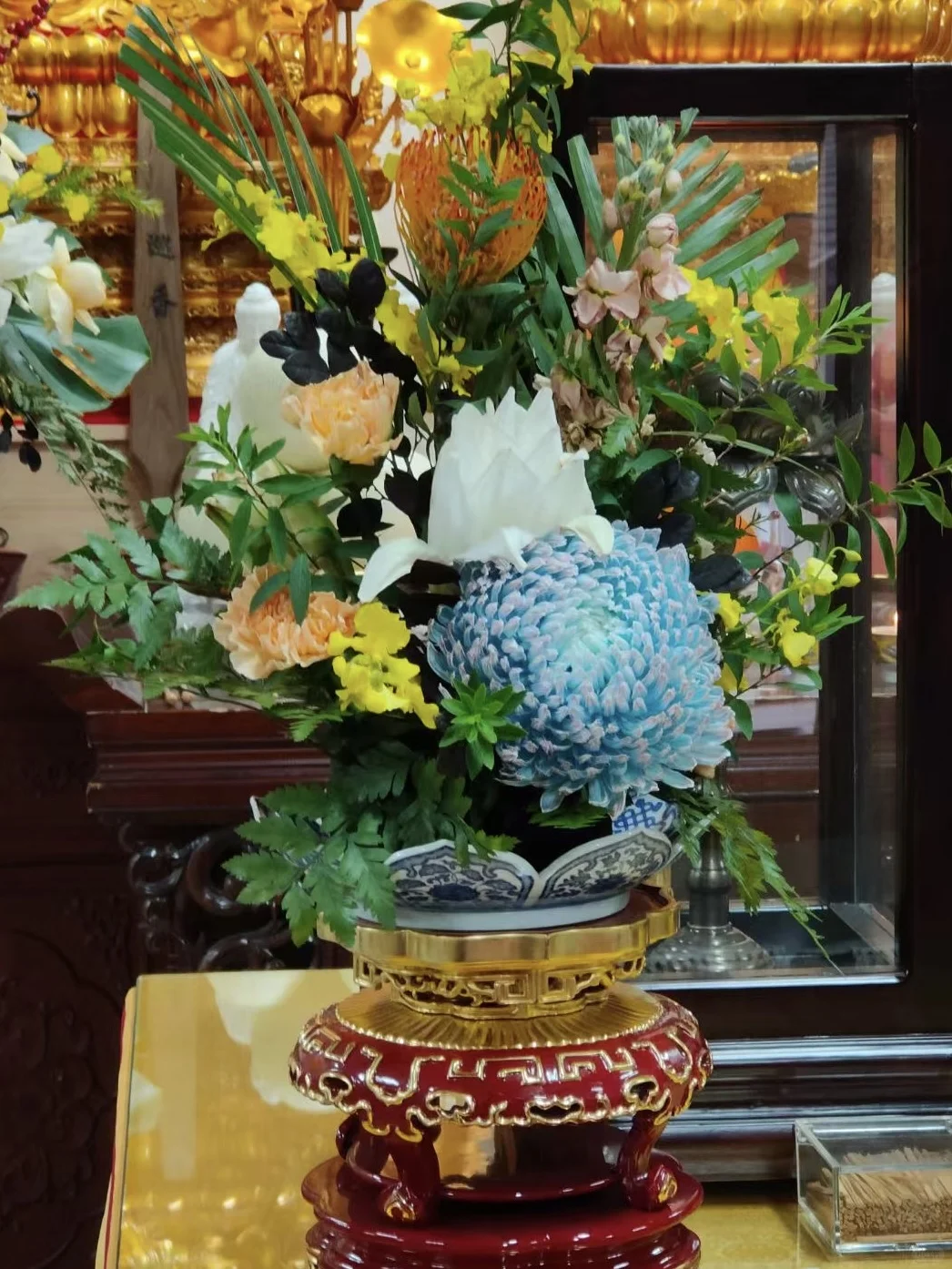 越是让你情绪不稳定的人 ​越是你的大善知识 ​因为它像镜子一样 ​照出...