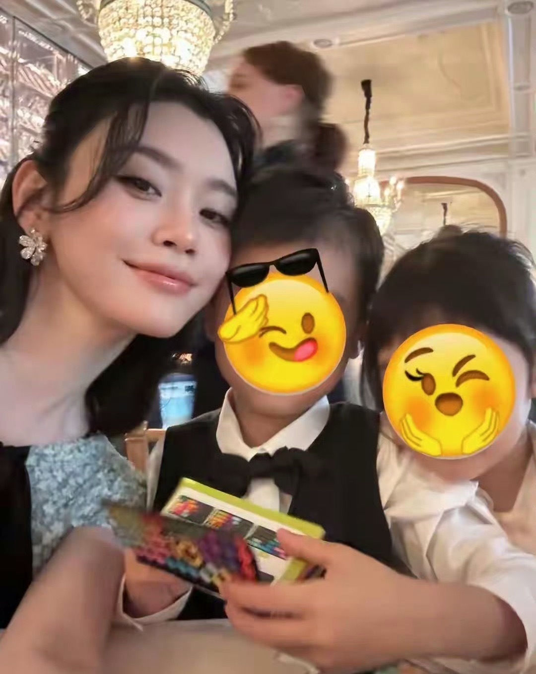 何猷君奚梦瑶儿女都这么大了他俩补办婚礼让儿女当花童也太会了吧，哥哥牵着妹妹走出来