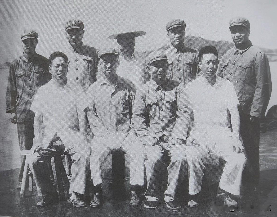1960年，在舟嵊要塞区合影，前排左起为铁瑛、廖正国、黄朝天、曹思明，后排右一为