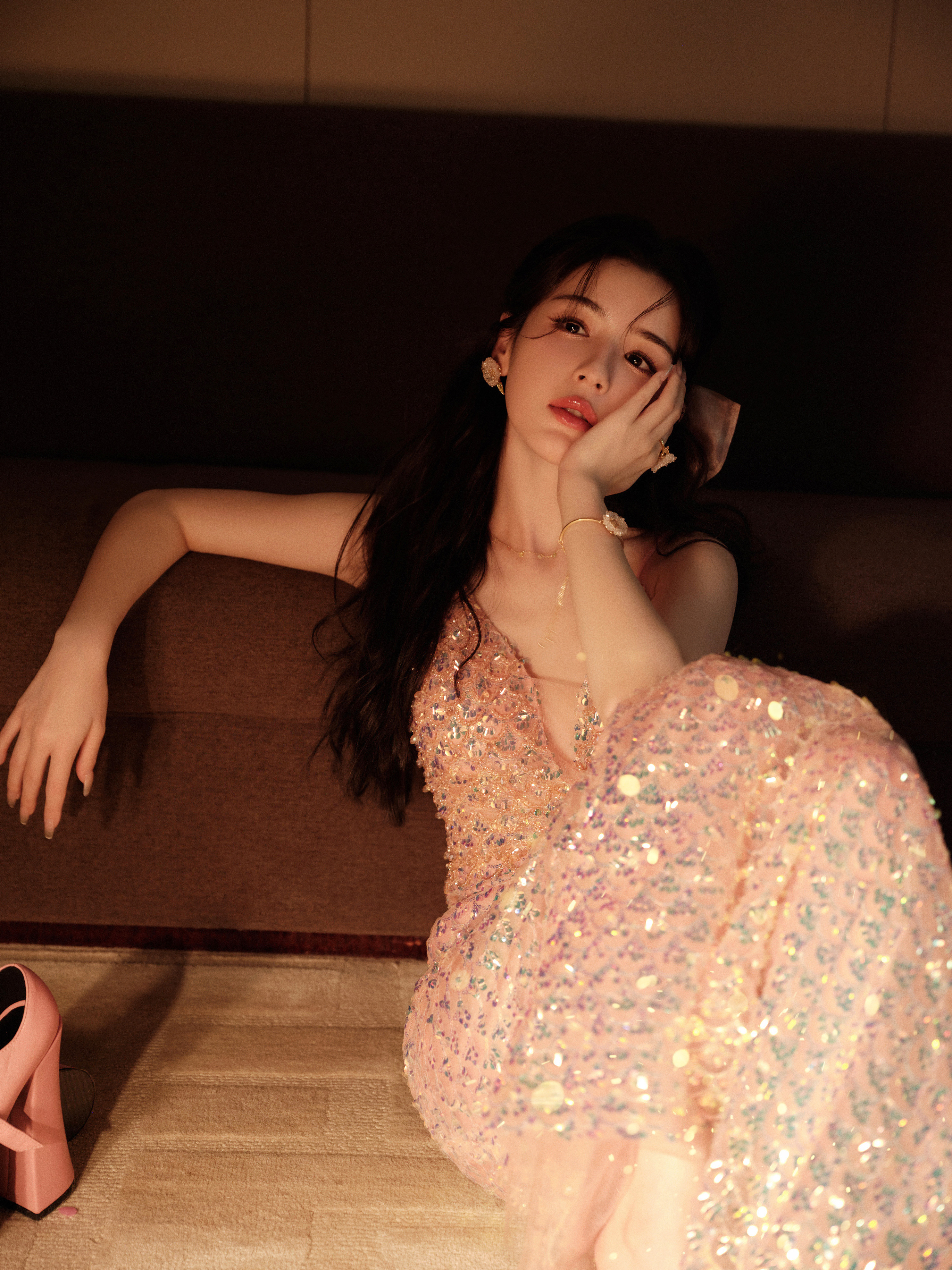 哈妮克孜   梦幻粉调，坠入漫卷星河。夜光闪烁，伴妮入梦。​ ​​​
