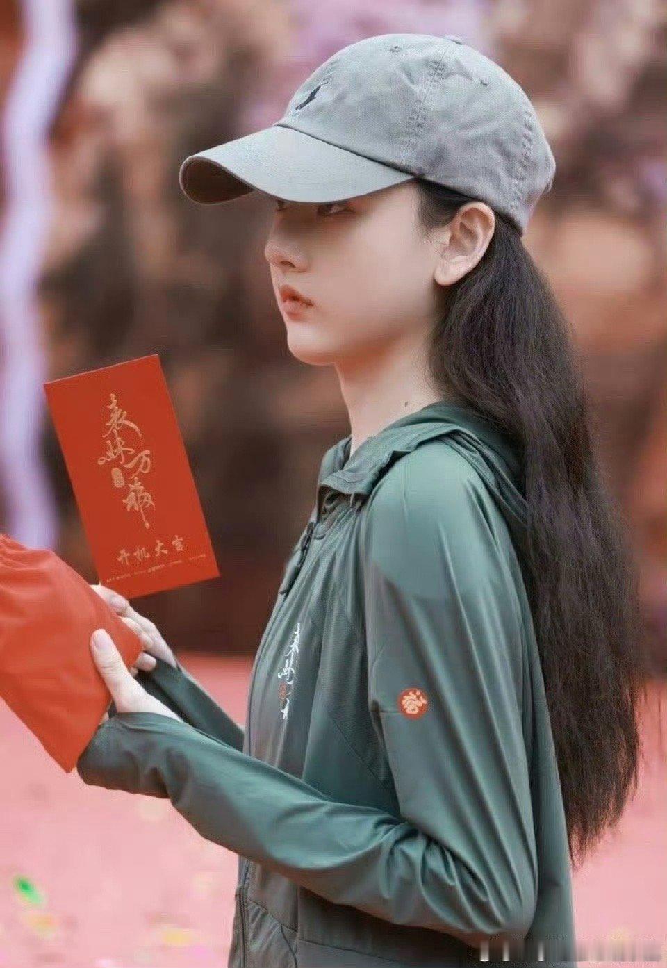 宋祖儿瘦成纸片人了歪个楼，女明星也要穿垫肩，我真是没有身材焦虑了[awsl] ​