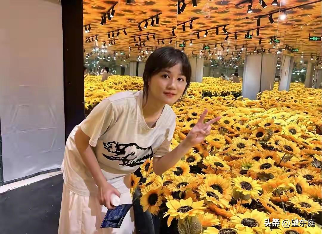 泪目！如此年轻漂亮的一个女孩，居然在睡梦中就离世了。她才24岁啊，离世前一天晚上