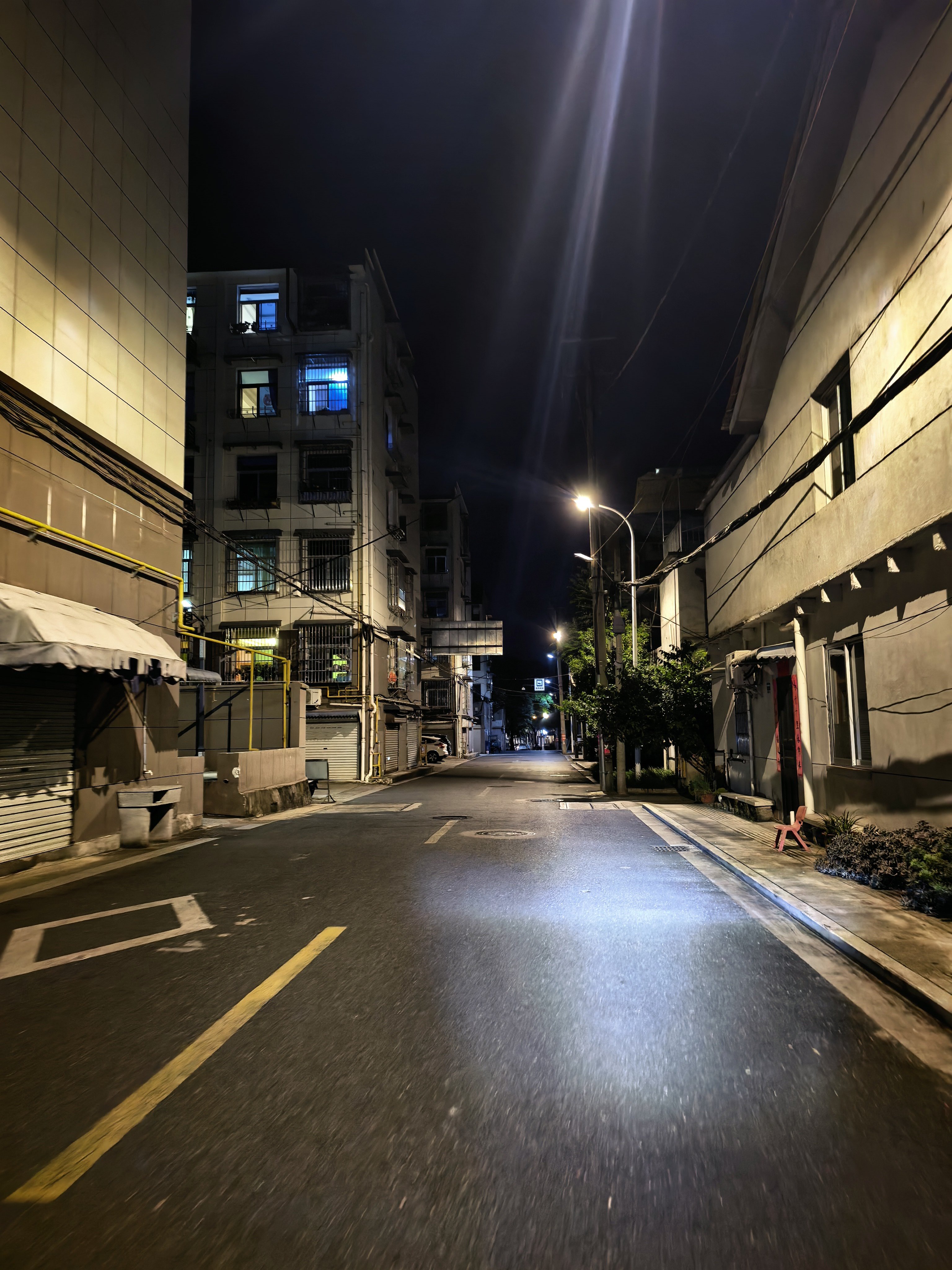 加完班后，浑身疲惫，感觉总是忙不完的事回家路上骑电瓶车多转一下，吹吹风，企图能吹