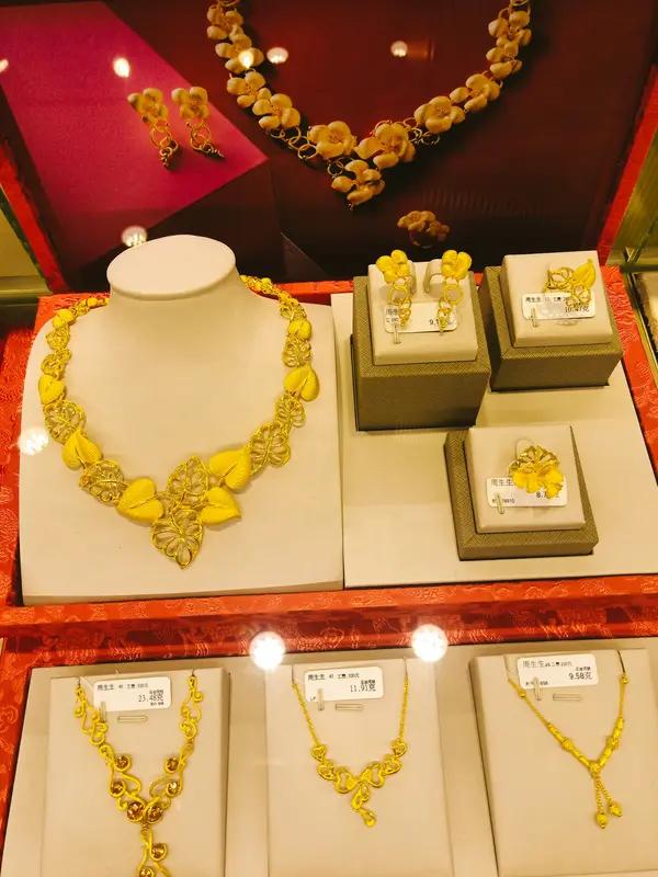 周生生的一款金项链一夜涨了 15200 元，这金价真是高得离谱！之前朋友买了条金