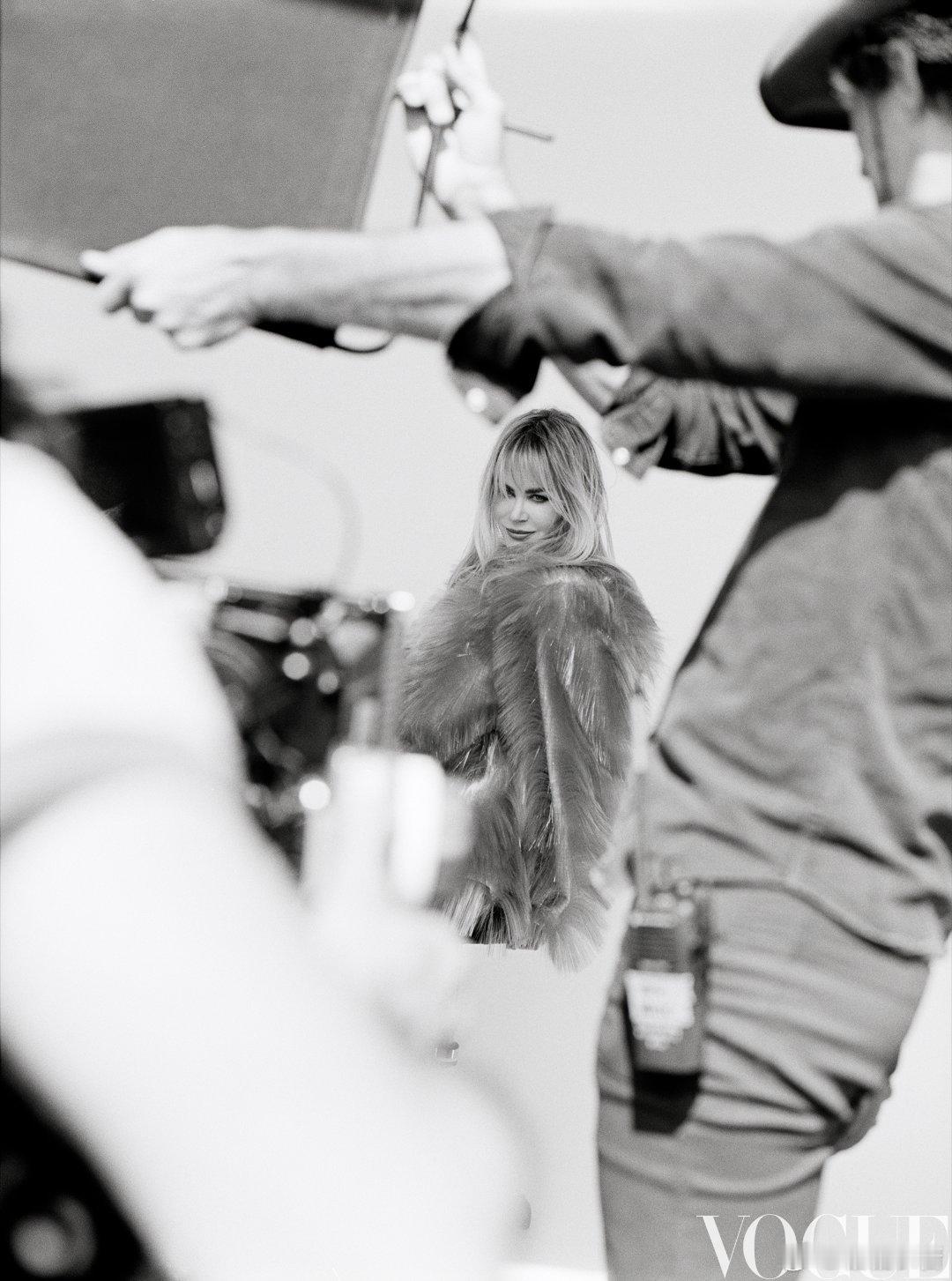 镜头前的从容是岁月酿的酒，21年不过弹指，每帧都是自我的勋章。女性力量，从来无需