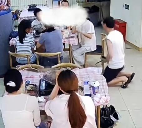武汉一火锅店老板，当着满店客人，扑通跪下了。不是求饶，不是促销，而是求一桌聪明人