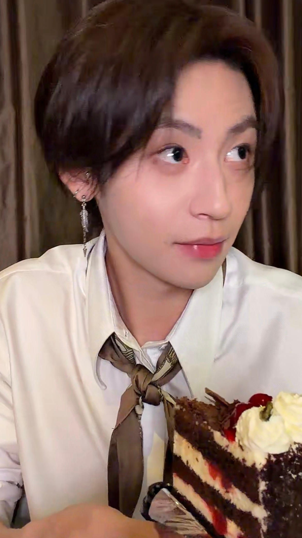 小鬼出道八周年直播八周年快乐！！好近的直播距离 啥都聊的琳琳 分享蛋糕 吃播放送