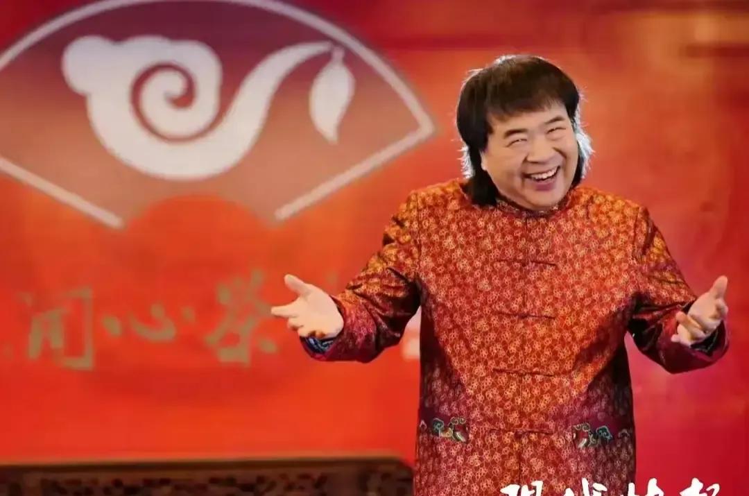 丁少华走了，67岁，手里还攥着没写完的段子。
社区小礼堂最后一排灯是他亲手关的，