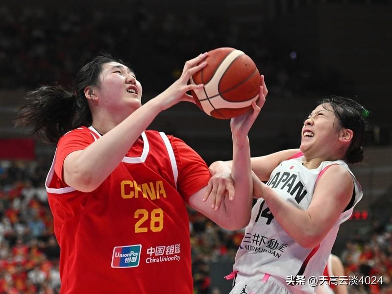 双塔战术让张子宇得心应手 中国女篮新星张子宇身高2米26，在青年赛场所向披靡，可