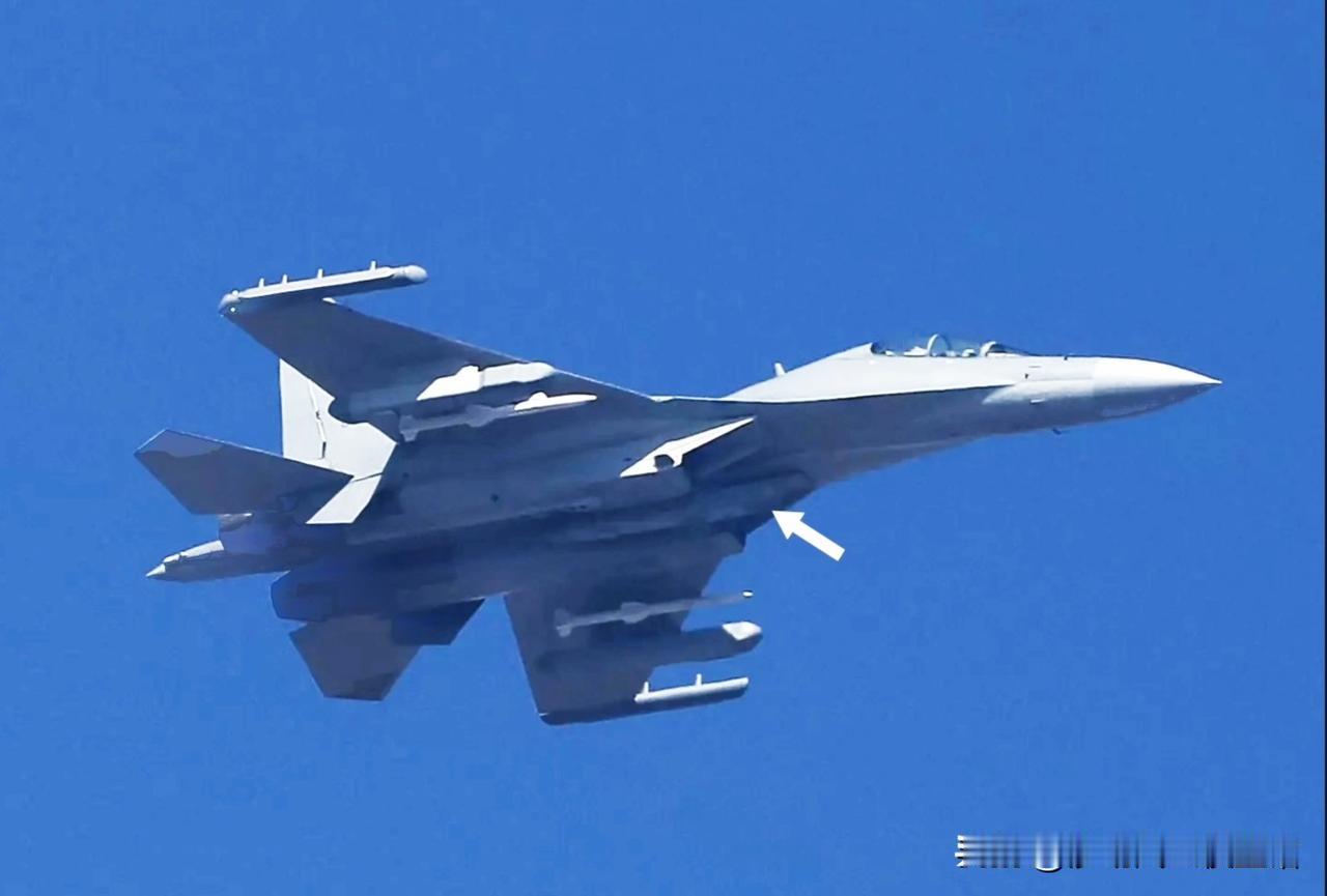 J-16D的机翼下挂载了三个RKZ930电子干扰吊舱，同时还挂载了两枚PL-15