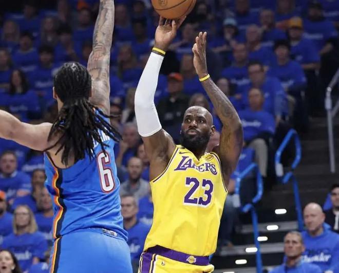 NBA季后赛西部半决赛的比赛继续进行，在一组西部对决中，洛杉矶湖人客场90-10