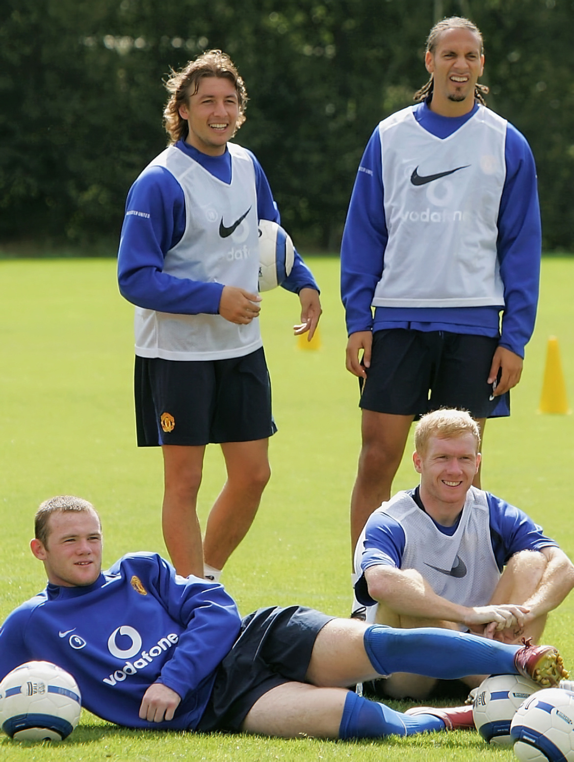 当年的曼联都是些什么球员随便一张训练图，里面有自家青训的天才斯科尔斯，重金购入且