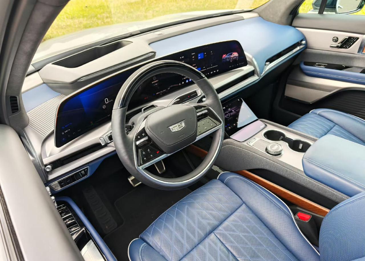 凯迪这曲面屏多带感，现在新能源内饰太同质化了，要么特斯拉式竖屏的，要么理想式的双