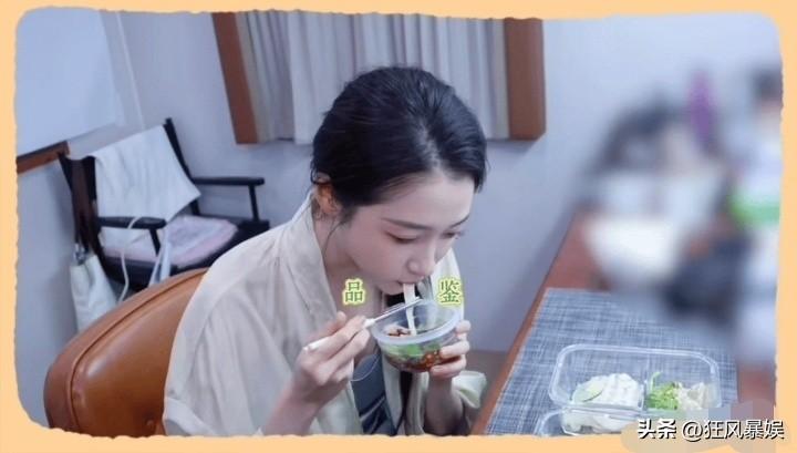 关晓彤，对自己太狠了！

8月24日，关晓彤晒出新一期吃播视频，因“一根面条”登
