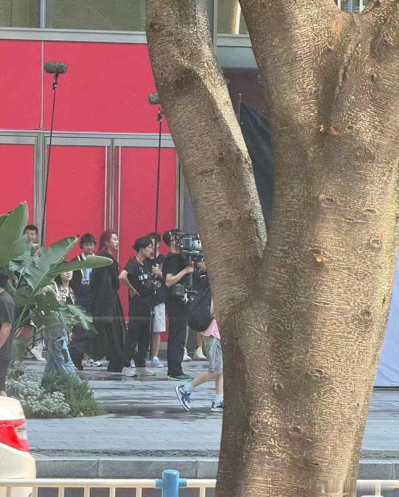 #偶遇红发邓超#网友下楼遛狗偶遇邓超顶着红红的头发拍戏 ​​​