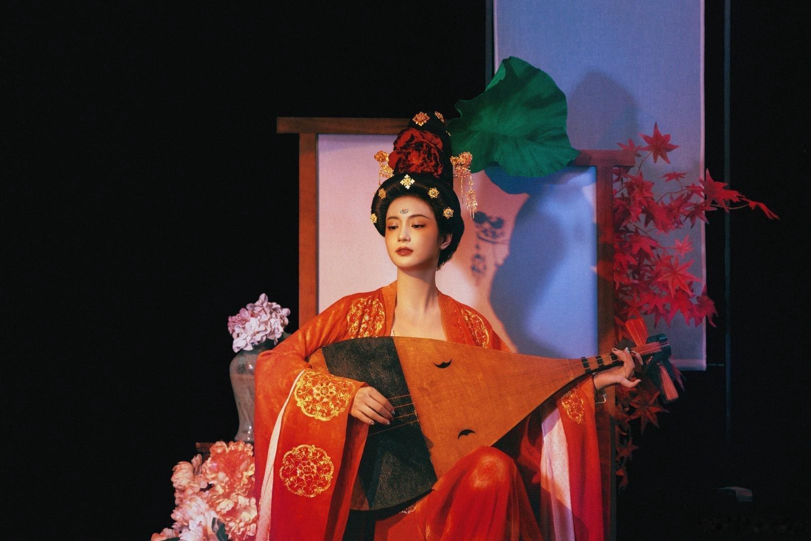 天选幼贞名不虚传！她的造型还原度爆表，一站便让人心生“这就是大唐”的感慨。 