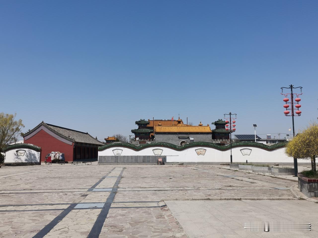 又来蚕沙口，再见天妃庙；
天妃妈祖依旧慈详，蚕沙古镇你得买票。