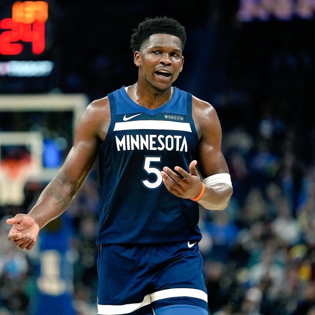 随队记者：爱德华兹预计下一场对独行侠复出。爱德华兹需要出战剩余全部8场比赛才能达