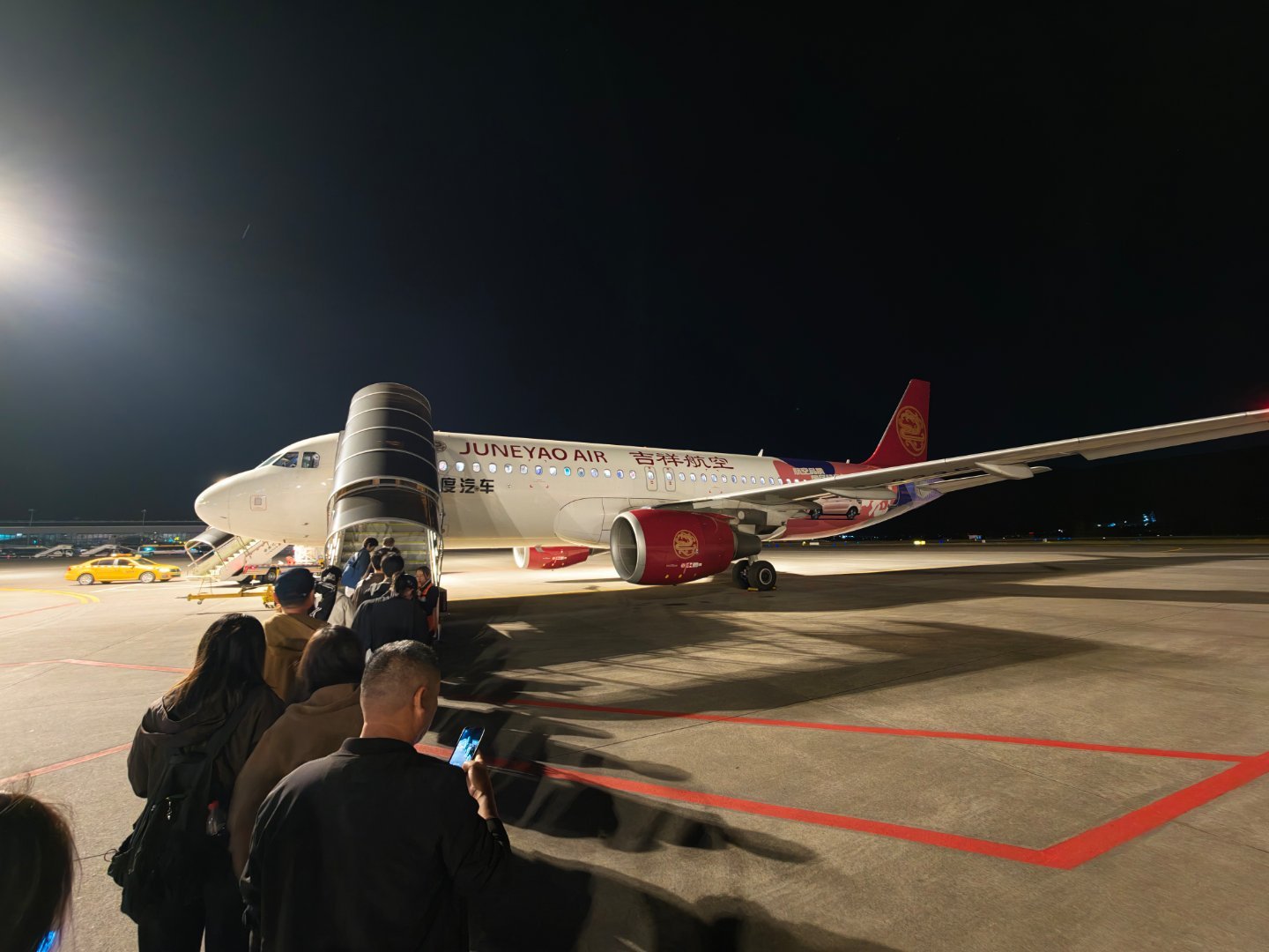 今天丽江飞上海，坐吉祥航空，突然想起来，吉祥航空好像也在造车来着？？现在造的怎么