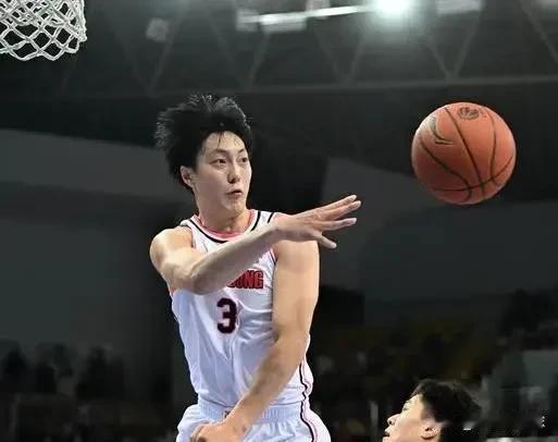 正名之战！今晚广东男篮118-113客场击败青岛男篮，赢得赛季首胜。本场比赛，中