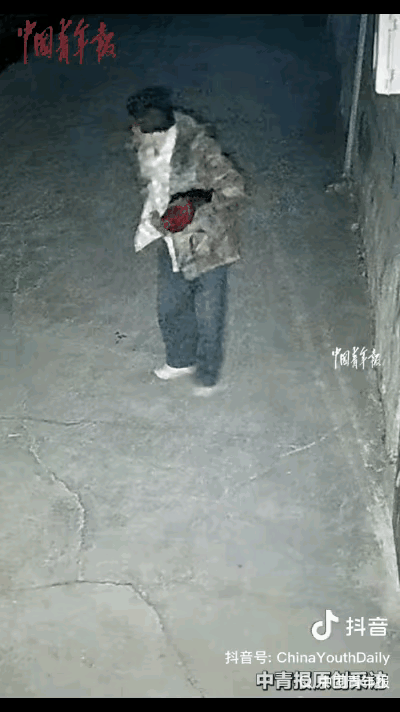 泪目！河北，一男子带全家老小出去吃晚饭，平时都会玩到很晚才回家，但那天刚吃完就想